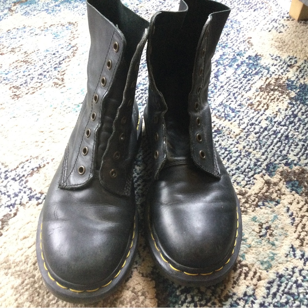 Dr. Martens Shoes Black. Size 10 in women’s. **DOSE NOT COME WITH SHOELACES**